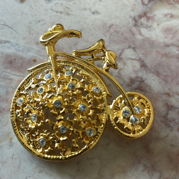 EUC~Vintage Lot Of 9 Various Sizes & Styles Of Gold Plated Beooches - Picture 5 of 11